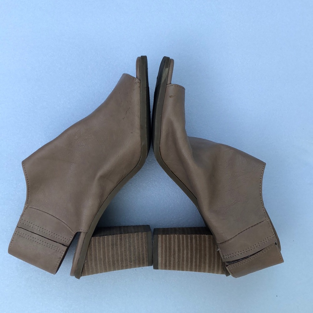 Women’s size 6 high heel dress shoes